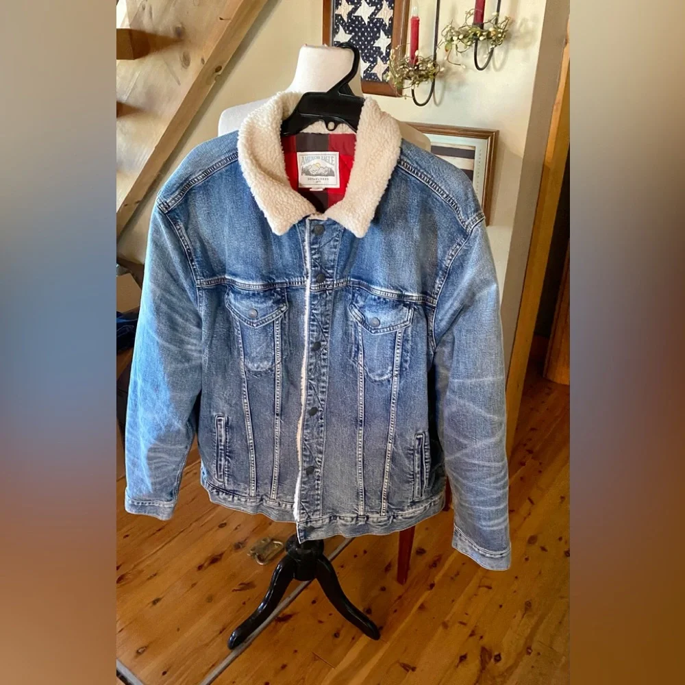 🔥American eagle outfitters sherpa & flannel lined trucker jean denim jacket🔥